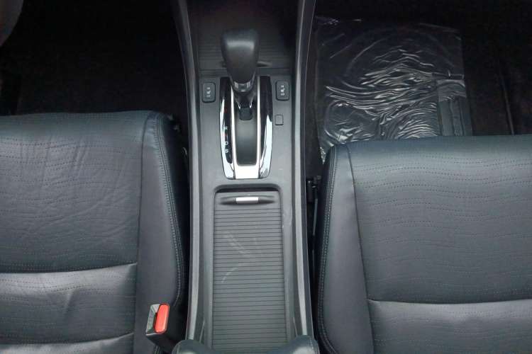 Used Honda Jade 2016 1.8L CVT Luxury Edition 5-seater Gear Lever