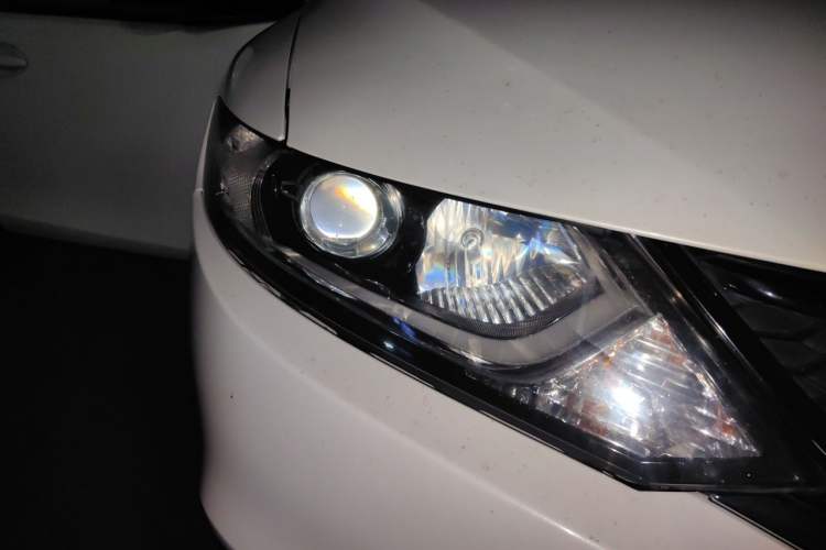 Used Honda Jade 2016 1.8L Automatic Comfort Elite Version 5 Seats Right Front Headlight