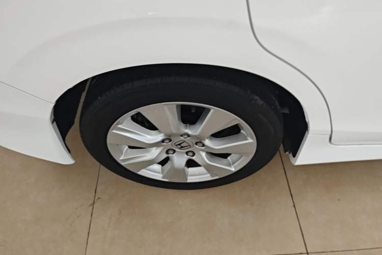Used Honda Jade 2016 1.8L Automatic Comfort Version 5 Seats Right Rear Wheel Hub