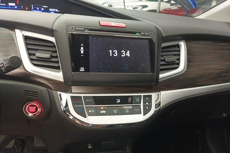 Used Honda Jade 2017 1.8L automatic Comfort version 5 seats Audio And AC Panel