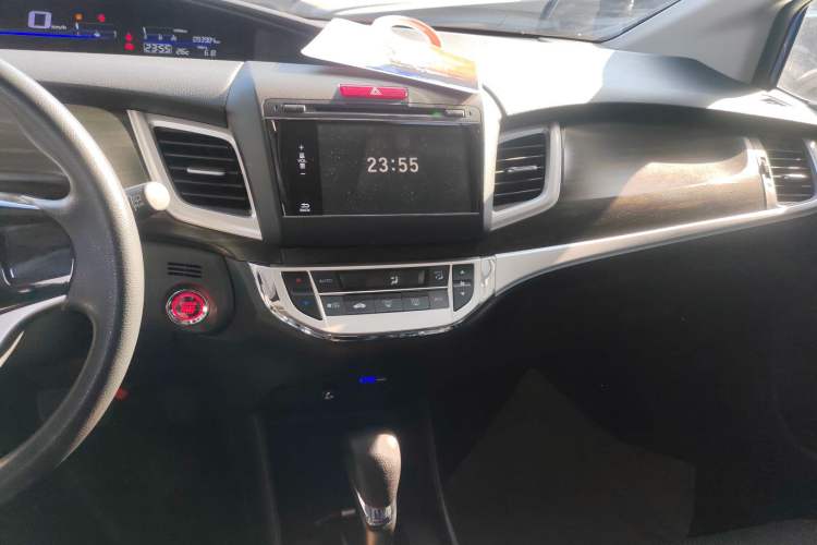 Used Honda Jade 2017 1.8L automatic Comfort version 5 seats Audio And AC Panel