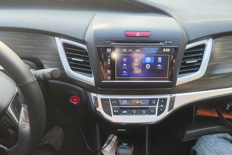 Used Honda Jade 2017 1.8L automatic Comfort version 5 seats Audio And AC Panel