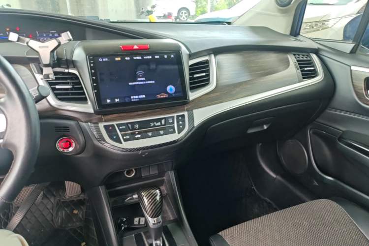 Used Honda Jade 2017 1.8L automatic Comfort version 5 seats Center Console