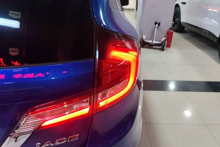 Used Honda Jade 2017 1.8L automatic Comfort version 5 seats Exterior 3
