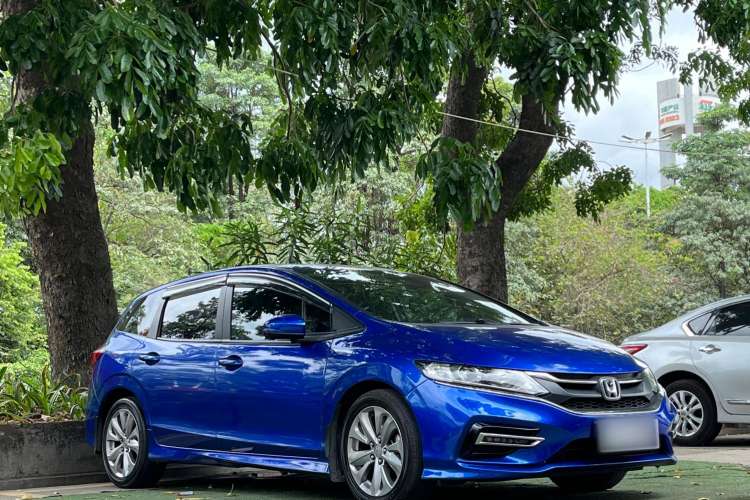 Used Honda Jade 2017 1.8L automatic Comfort version 5 seats Front Right 45 Deg
