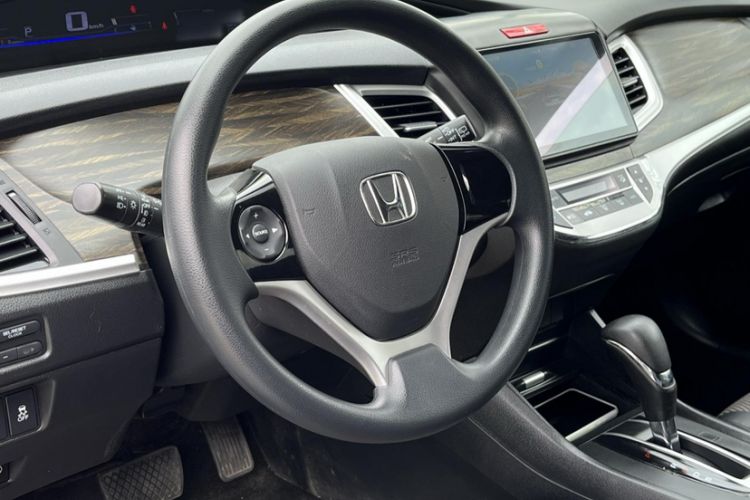 Used Honda Jade 2017 1.8L automatic Comfort version 5 seats Interior 2
