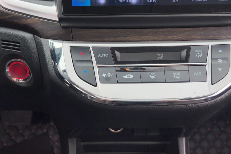 Used Honda Jade 2017 1.8L automatic Comfort version 5 seats Interior 4