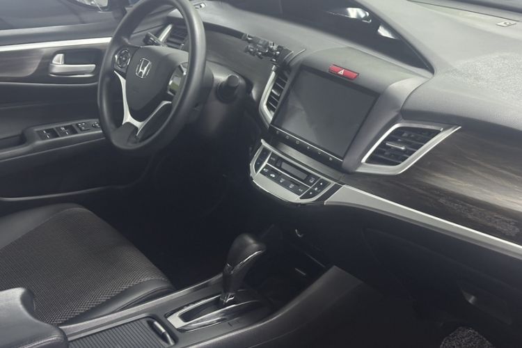 Used Honda Jade 2017 1.8L automatic Comfort version 5 seats Interior 8