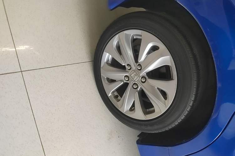 Used Honda Jade 2017 1.8L automatic Comfort version 5 seats Right Rear Wheel Hub