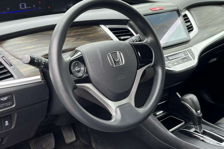 Used Honda Jade 2017 1.8L automatic Comfort version 5 seats Steering Wheel