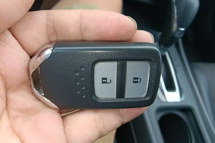 Used Honda Jade 2017 1.8L automatic Comfort version 5 seats Vehicle Key
