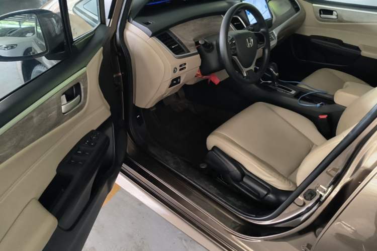 Used Honda Jade 2017 1.8L automatic Comfort version 5 seats Driver Seat