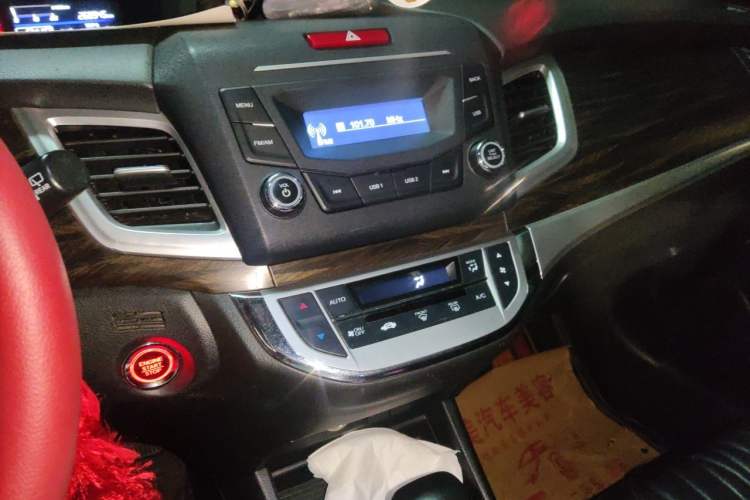Used Honda Jade 2017 1.8L automatic Comfort version 5 seats Audio And AC Panel