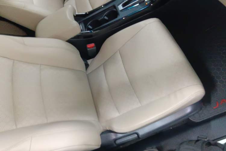 Used Honda Jade 2017 210 TURBO CVT Luxury Edition 5 Seats Right Front Seat
