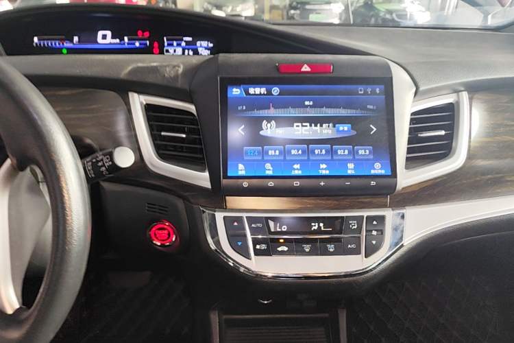Used Honda Jade 2017 1.8L automatic Comfort version 5 seats Audio And AC Panel