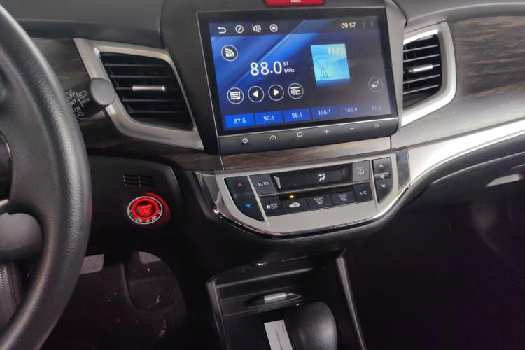 Used Honda Jade 2017 1.8L automatic Comfort version 5 seats Audio And AC Panel
