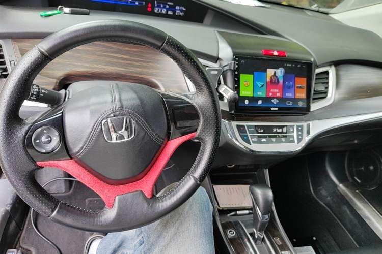 Used Honda Jade 2017 1.8L automatic Comfort version 5 seats Center Console