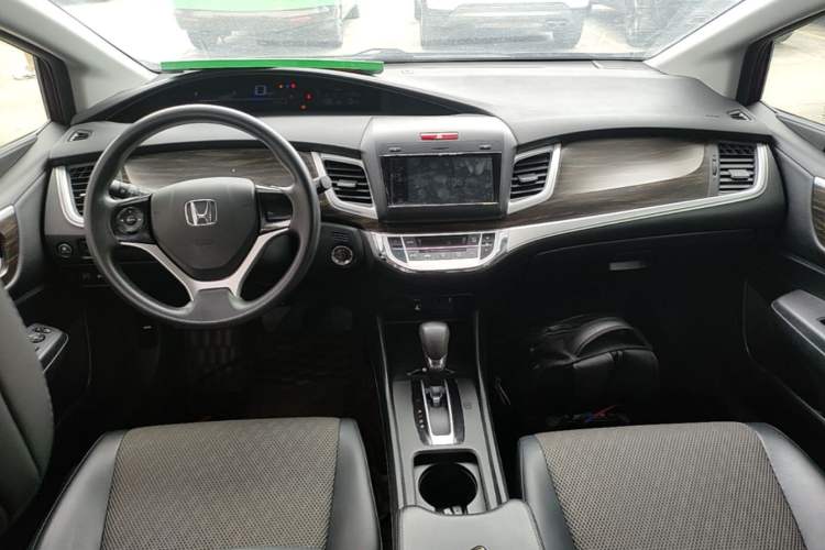 Used Honda Jade 2017 1.8L automatic Comfort version 5 seats Center Console