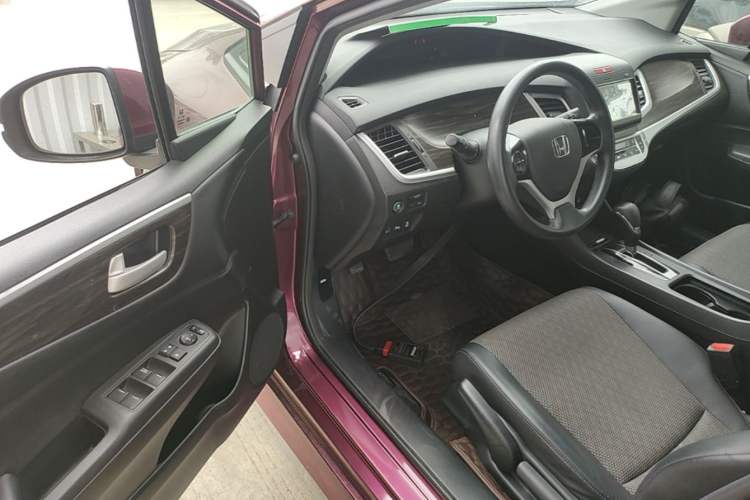 Used Honda Jade 2017 1.8L automatic Comfort version 5 seats Driver Seat