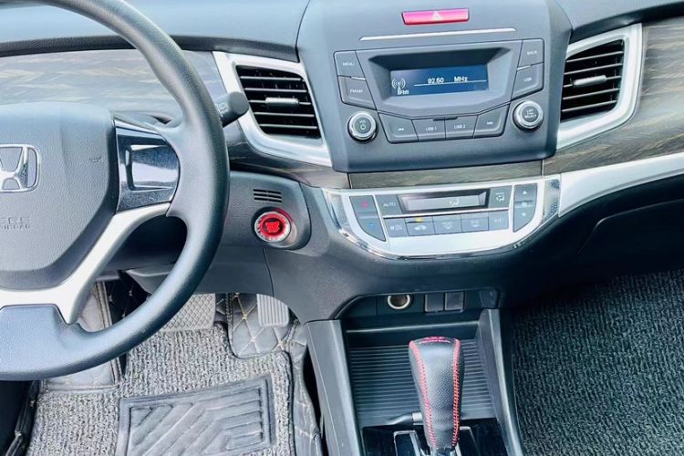 Used Honda Jade 2017 1.8L automatic Comfort version 5 seats Interior 8