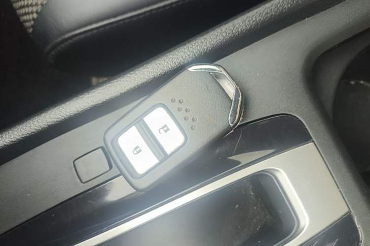 Used Honda Jade 2017 1.8L automatic Comfort version 5 seats Vehicle Key