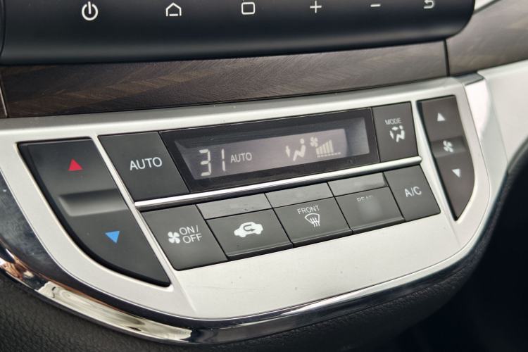 Used Honda Jade 2017 1.8L automatic Comfort version 5 seats Audio And AC Panel