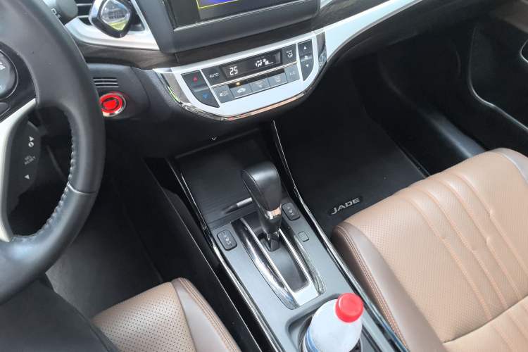 Used Honda Jade 2017 210TURBO CVT Luxury Edition 6 Seats Audio And AC Panel