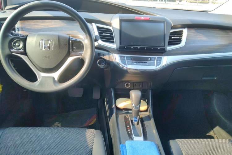 Used Honda Jade 2017 1.8L automatic Comfort version 5 seats Center Console