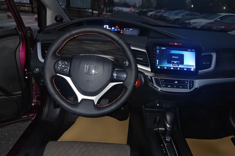 Used Honda Jade 2017 1.8L automatic Comfort version 5 seats Center Console