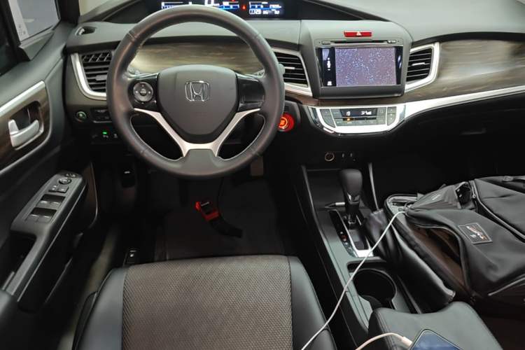 Used Honda Jade 2017 1.8L automatic Comfort version 5 seats Center Console