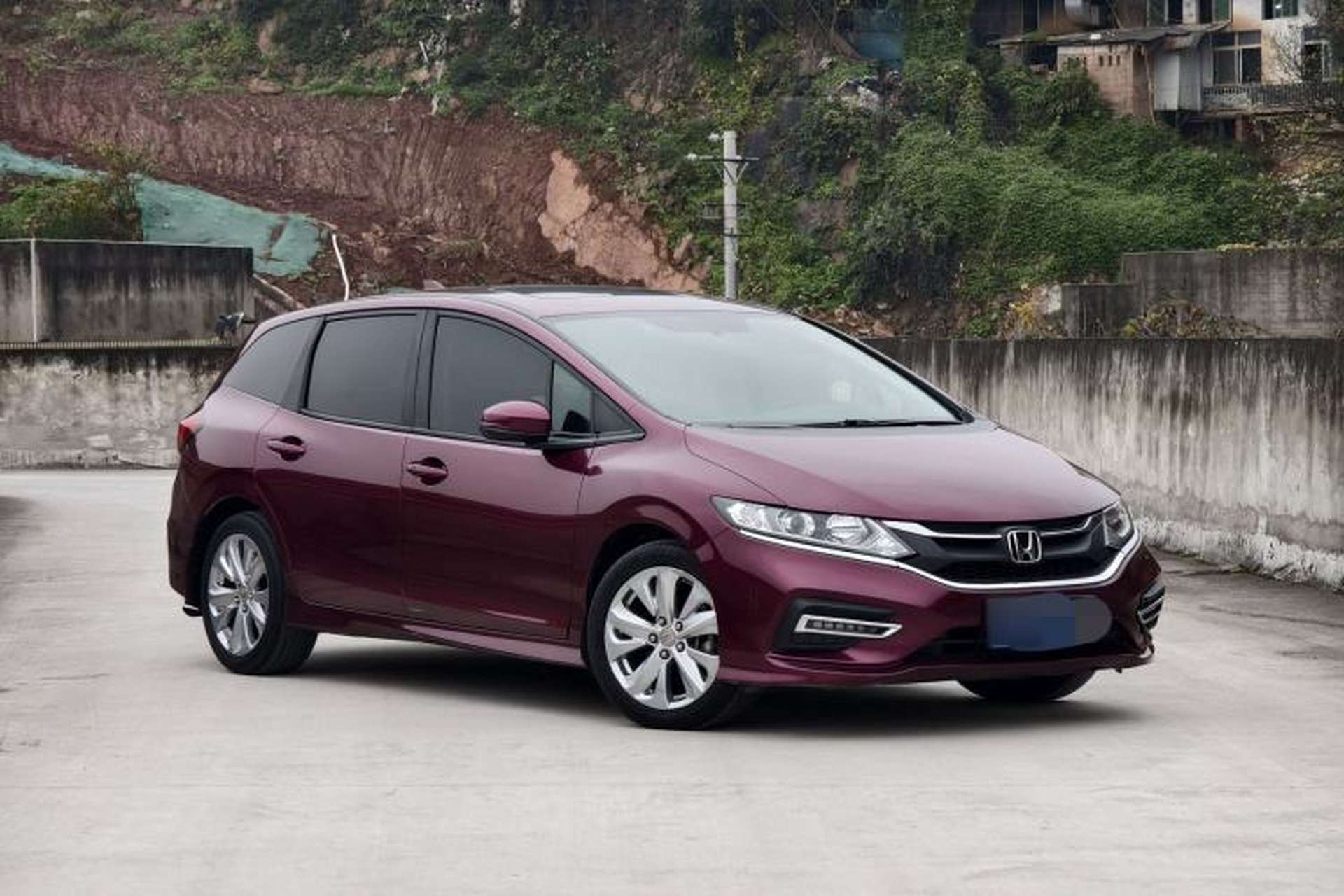 Used Honda Jade 2017 1.8L automatic Comfort version 5 seats Exterior 1