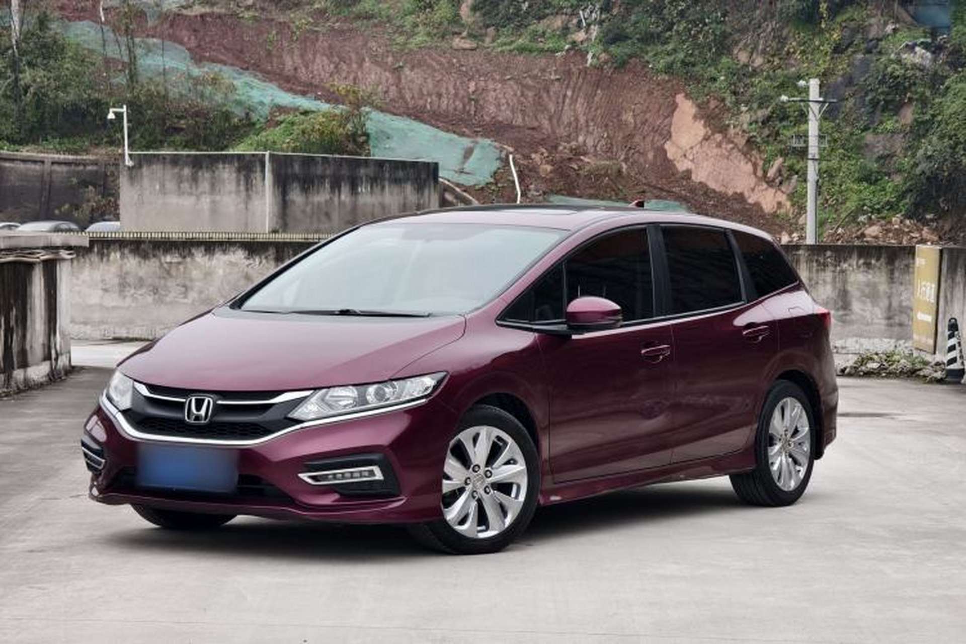 Used Honda Jade 2017 1.8L automatic Comfort version 5 seats Front Left 45 Deg