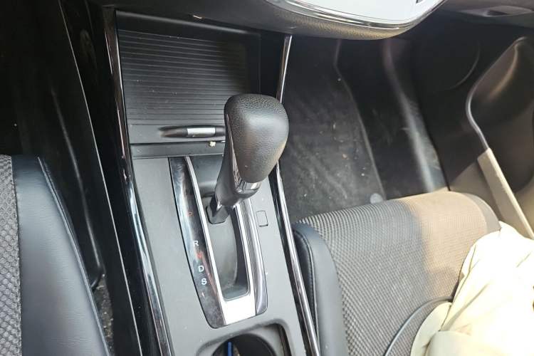 Used Honda Jade 2017 210TURBO CVT Fashion Edition 5-seater Gear Lever