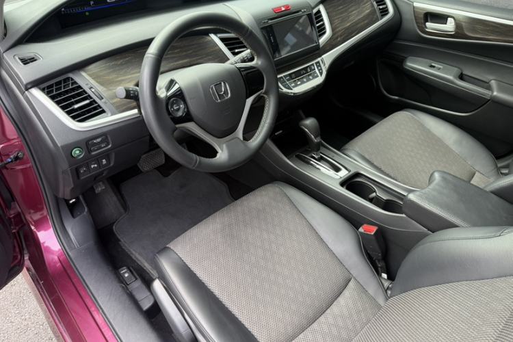 Used Honda Jade 2017 1.8L automatic Comfort version 5 seats Interior 3