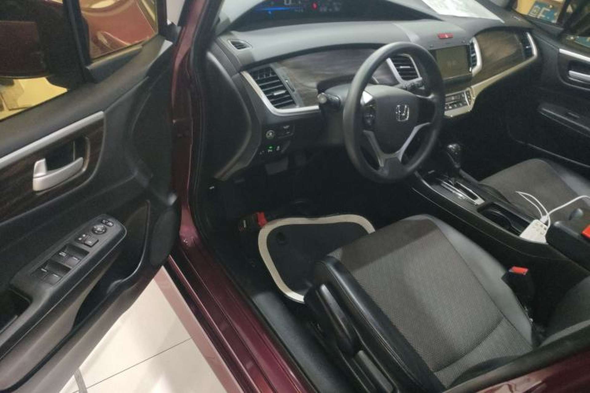 Used Honda Jade 2017 1.8L automatic Comfort version 5 seats Interior 3