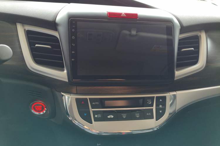 Used Honda Jade 2017 1.8L automatic Comfort version 5 seats Interior 3