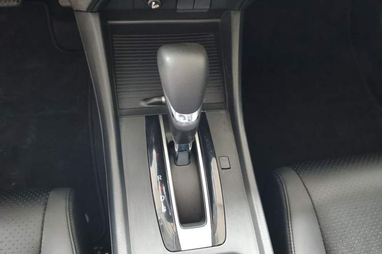 Used Honda Jade 2017 1.8L automatic Comfort version 5 seats Interior 4