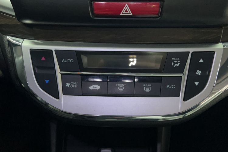 Used Honda Jade 2017 1.8L automatic Comfort version 5 seats Interior 7