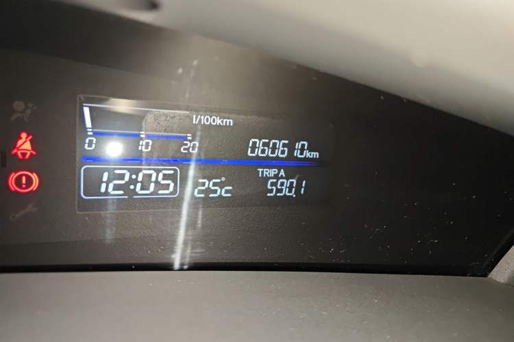 Used Honda Jade 2017 1.8L automatic Comfort version 5 seats Odometer Close Up