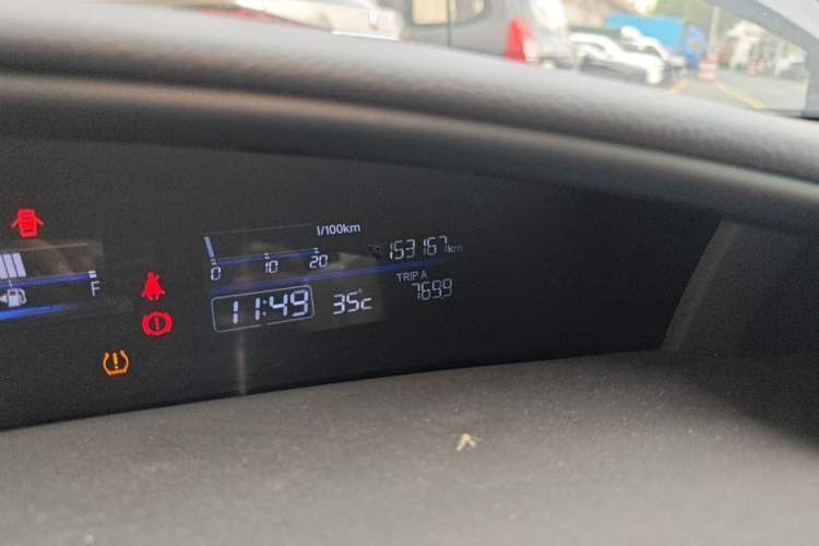 Used Honda Jade 2017 1.8L automatic Comfort version 5 seats Odometer Close Up