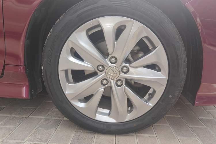 Used Honda Jade 2017 1.8L automatic Comfort version 5 seats Right Front Wheel Hub
