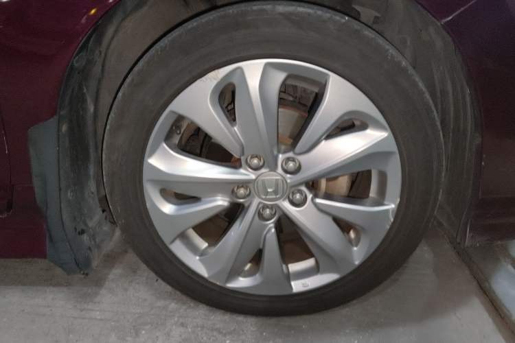 Used Honda Jade 2017 1.8L automatic Comfort version 5 seats Right Front Wheel Hub