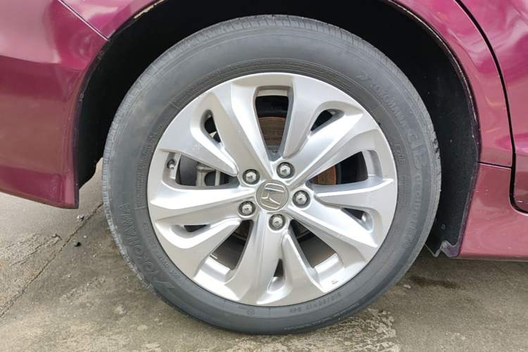 Used Honda Jade 2017 1.8L automatic Comfort version 5 seats Right Rear Wheel Hub