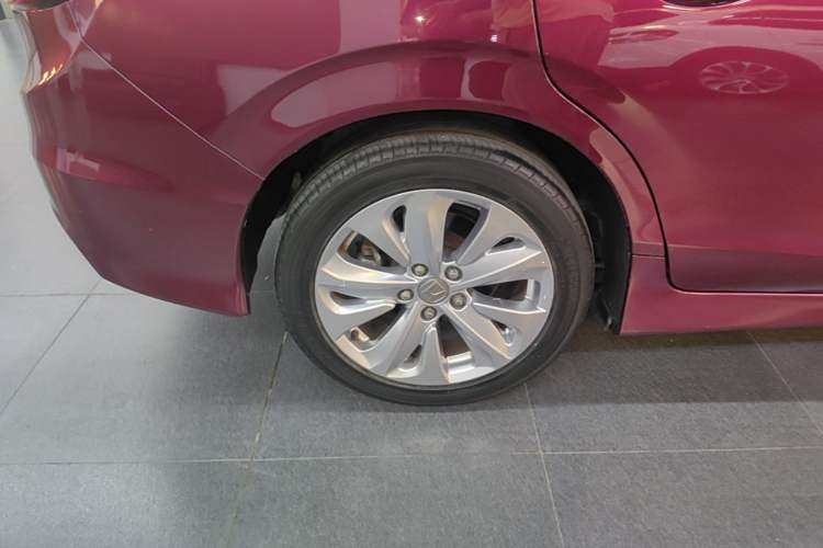 Used Honda Jade 2017 1.8L automatic Comfort version 5 seats Right Rear Wheel Hub