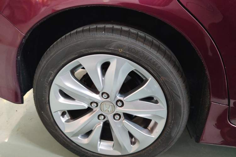 Used Honda Jade 2017 1.8L automatic Comfort version 5 seats Right Rear Wheel Hub
