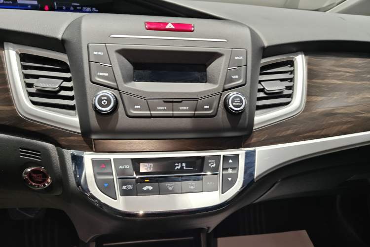 Used Honda Jade 2017 1.8L automatic Comfort version 5 seats Audio And AC Panel