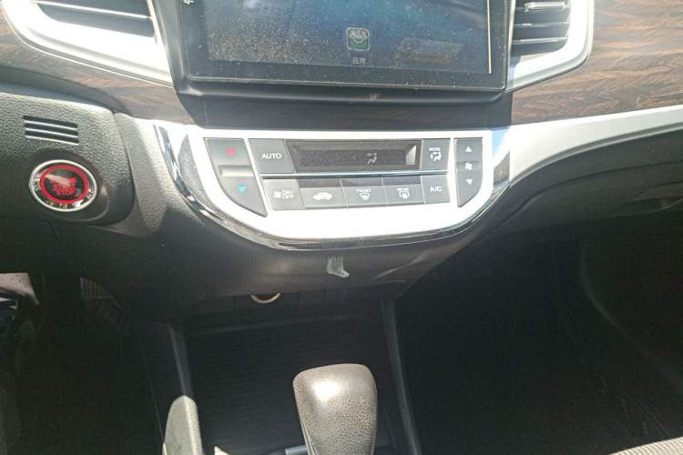 Used Honda Jade 2017 1.8L automatic Comfort version 5 seats Audio And AC Panel