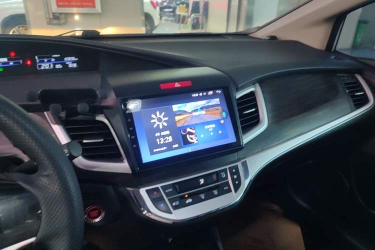 Used Honda Jade 2017 1.8L automatic Comfort version 6 seats Audio And AC Panel