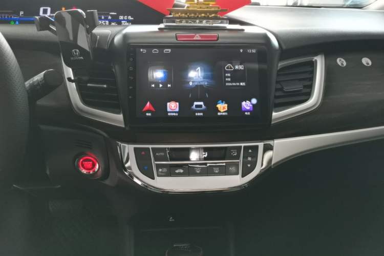Used Honda Jade 2017 1.8L automatic Comfort version 5 seats Audio And AC Panel