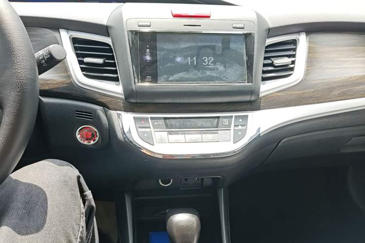 Used Honda Jade 2017 1.8L automatic Comfort version 5 seats Audio And AC Panel